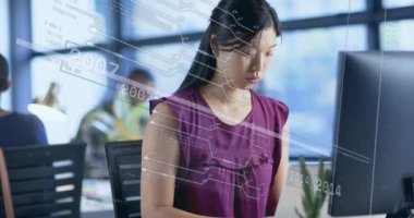 Ofiste çalışan Asyalı iş kadınının finansal veri işleme animasyonu. Küresel iş, finans, bilgisayar ve veri işleme kavramı dijital olarak oluşturulmuş video.