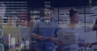 Dizüstü bilgisayar ve belgeler üzerinde tartışan çeşitli iş arkadaşlarının bilgi arayüzü animasyonu. Dijital bileşim, iş dünyası, rapor, takım çalışması, ofis, planlama, fikirler ve teknoloji.