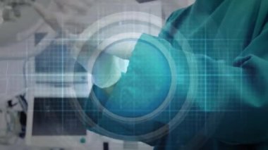 Hastanedeki beyaz erkek cerrahın veri işleme animasyonu. Küresel tıp, sağlık hizmetleri, bilgisayar ve veri işleme kavramı dijital olarak oluşturulmuş video.