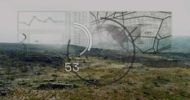 Manzara üzerinde harita ve veri işleme animasyonu. Küresel iş, bağlantılar, hesaplama ve veri işleme kavramı dijital olarak oluşturulmuş video.