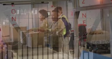 Afro-Amerikan işçilerin depodaki istatistik çizelgelerinin animasyonu. Küresel finans, istatistik, hesaplama ve veri işleme kavramı dijital olarak oluşturulmuş video.