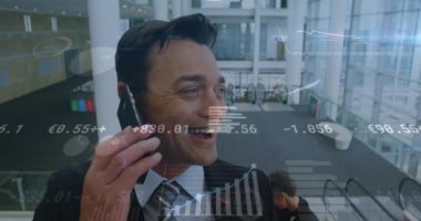 Akıllı telefon kullanan iki ırklı iş adamının finansal veri işleme animasyonu. Küresel iş, ağlar, bağlantılar, hesaplama ve veri işleme kavramı dijital olarak oluşturulmuş video.