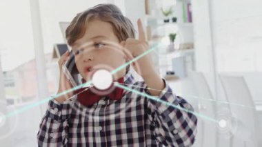 Kafkasyalı bir çocuğun akıllı telefondan konuşması üzerinden bağlantı ağının animasyonu. Küresel iş, teknoloji ve dijital arayüz kavramı, dijital olarak oluşturulmuş video.