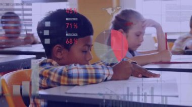 Sınıftaki not defterine yazan melez çocuk üzerinde çok renkli bilgi arayüzü animasyonu. Dijital bileşik, çoklu pozlama, rapor, iş, büyüme, ilerleme, küresel, çocukluk kavramı.