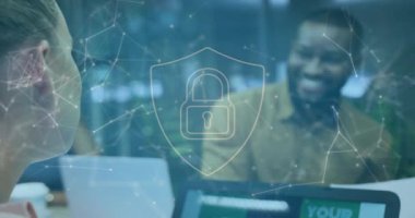 Kalkandaki asma kilidin animasyonu ve masa başında tartışan çeşitli iş arkadaşlarının üzerindeki noktaları birleştirmek. Dijital bileşik, çoklu pozlama, iletişim, takım çalışması, planlama ve teknoloji kavramı.