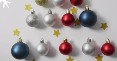 Yılbaşı ağacının üzerine mücevherlerle yağan kar animasyonu. Noel, şenlik, kutlama ve gelenek konsepti dijital olarak oluşturuldu.