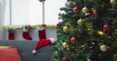 Yılbaşı ağacının üzerine mücevherlerle yağan kar animasyonu. Noel, şenlik, kutlama ve gelenek konsepti dijital olarak oluşturuldu.