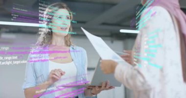 Ofisteki çeşitli iş adamları üzerinde finansal veri işleme animasyonu. Küresel iş, finans, bilgisayar ve veri işleme kavramı dijital olarak oluşturulmuş video.