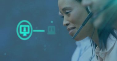 Ofisteki telefon kulaklığı kullanan çeşitli iş adamlarının medya simgelerinin canlandırılması. Küresel iş, teknoloji ve dijital arayüz kavramı, dijital olarak oluşturulmuş video.