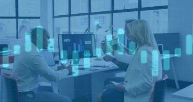 Ofisteki çeşitli iş adamları üzerinde finansal veri işleme animasyonu. Küresel finans, iş, bağlantılar, hesaplama ve veri işleme kavramı dijital olarak oluşturulmuş video.