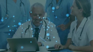 Hastanede tablet kullanan doktorların asma kilit ikonunun canlandırılması. Küresel siber güvenlik, ilaç ve sağlık hizmetleri konsepti dijital olarak oluşturulmuş video.