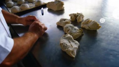 Kafkas erkek aşçı makarna yaparken bağlantı ağının animasyonu. Küresel iş, yiyecek ve dijital arayüz kavramı, dijital olarak üretilen video.