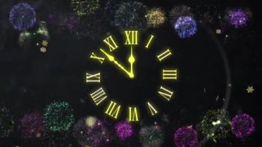 Gece yarısını gösteren saat animasyonu ve siyah arka planda patlayan havai fişekler. Yeni yıl, yeni yıl arifesi, parti, kutlama ve geleneksel konsept dijital olarak oluşturulmuş video.