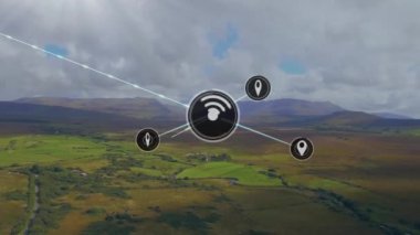 Dağlara ve bulutlu gökyüzüne karşı yeşil manzaranın havadan görünüşü üzerine bağlı ikonların animasyonu. Dijital bileşik, çoklu pozlama, iş, iletişim, doğa ve teknoloji kavramı.