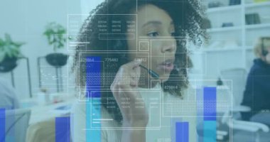 Grafik animasyonu, barlar ve daireler yükleme, çift ırklı çağrı merkezi ajanı kadın rehber müşteri. Dijital bileşik, çoklu pozlama, rapor, iş, müşteri hizmetleri ve destek kavramı.