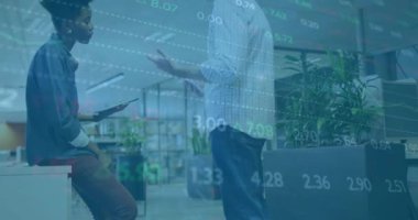 Ofisteki çeşitli iş adamları üzerinde finansal veri işleme animasyonu. Küresel iş, finans, bağlantılar, hesaplama ve veri işleme kavramı dijital olarak oluşturulmuş video.