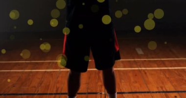 Kafkas basketbolcunun top attığı ve siyah arka planda ışık lekeleri oluşturduğu animasyon. Spor, rekabet ve hareket kavramı dijital olarak oluşturulmuş imaj.