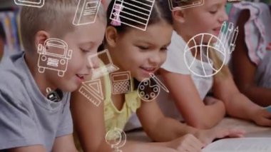 Eğitim okulu ikonlarının sınıftaki çeşitli okul çocukları üzerindeki animasyonu. Küresel eğitim, öğrenim ve ilkokul konsepti dijital olarak oluşturuldu.