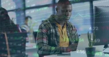 Afrika kökenli Amerikalı iş adamının mali veri işleme çalışmalarının animasyonu. Küresel iş, finans, bilgisayar ve veri işleme kavramı dijital olarak oluşturulmuş video.