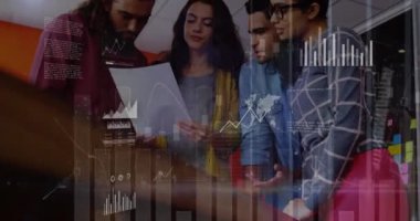 Ofisteki çeşitli iş adamları üzerinde finansal veri işleme animasyonu. Küresel finans, iş, bağlantılar, hesaplama ve veri işleme kavramı dijital olarak oluşturulmuş video.