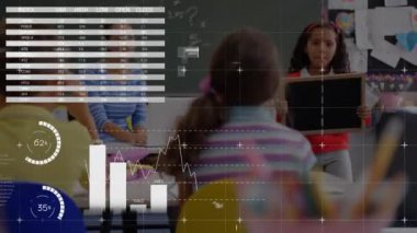 Çeşitli kızlar üzerinde bilgi arayüzü animasyonu. Sınıfta ayakta duran ve konuşan. Dijital bileşik, çoklu pozlama, rapor, iş, küresel, çocukluk ve eğitim kavramı.