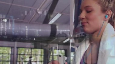 Beyazların spor salonunda koşan kadın hakkındaki finansal veri işleme animasyonu. Küresel spor, iş, bilgisayar, veri işleme ve bağlantılar konsepti dijital olarak oluşturulmuş video.