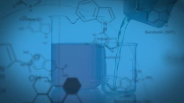 Laboratuvar şişesinde mavi arka plana düşen sıvının üzerindeki molekül yapılarının animasyonu. Dijital bileşik, çoklu pozlama, anatomi, araştırma, sıvı, deney ve bilim konsepti.