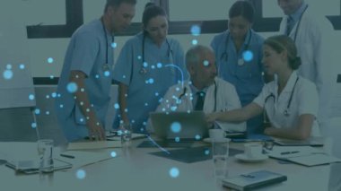 Hastanede tablet kullanan doktorların asma kilit ikonunun canlandırılması. Küresel siber güvenlik, ilaç ve sağlık hizmetleri konsepti dijital olarak oluşturulmuş video.
