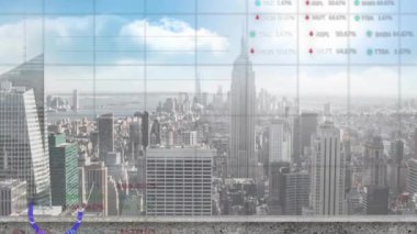 Şehir manzarası üzerinde finansal veri işleme animasyonu. Küresel finans, iş, bağlantılar, hesaplama ve veri işleme kavramı dijital olarak oluşturulmuş video.