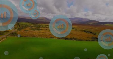 Manzara üzerinde diyagramları olan dairelerin animasyonu. Küresel finansman, iş ve doğa kavramı dijital olarak oluşturulmuş video.