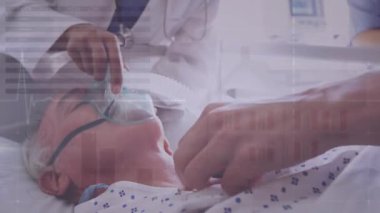 Kardiyografi ve diyagramlar üzerine oksijen maskesi takmış çeşitli doktorlar yatakta. Tıp, sağlık ve dijital arayüz, dijital olarak oluşturulmuş video.