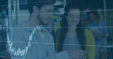 Ofisteki çeşitli iş adamları üzerinde finansal veri işleme animasyonu. Küresel finans, iş, bağlantılar, hesaplama ve veri işleme kavramı dijital olarak oluşturulmuş video.