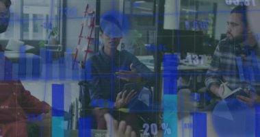 Ofisteki çeşitli iş adamları üzerinde finansal veri işleme animasyonu. Küresel iş, ağlar, bağlantılar, hesaplama ve veri işleme kavramı dijital olarak oluşturulmuş video.