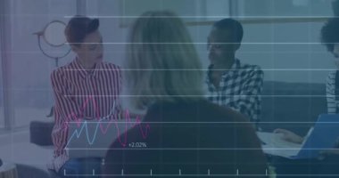 Çeşitli iş adamlarının konuştuğu veri işleme ve diyagramın animasyonu. Küresel iş ve dijital arayüz kavramı, dijital olarak oluşturulmuş video.
