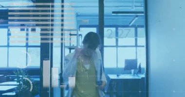 Ofisteki mutlu Asyalı iş kadını üzerine finansal veri işleme animasyonu. Küresel iş, finans ve veri işleme kavramı dijital olarak oluşturulmuş video.