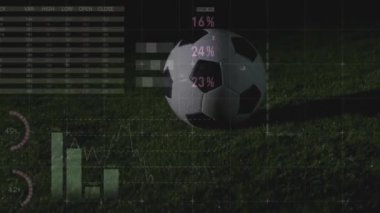 Toplu erkek futbolcunun bacaklarının üzerinde finansal veri işleme animasyonu. Küresel spor, iş dünyası, ağlar, bağlantılar, hesaplama ve veri işleme kavramı dijital olarak oluşturulmuş video.