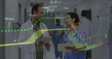 Grafiklerin animasyonu, beyaz bir doktorun ayakta durup hasta raporlarını tartışması. Dijital bileşik, çoklu pozlama, iş, büyüme, takım çalışması ve tıbbi konsept.