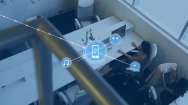 Ofisteki farklı iş adamlarının simgeleriyle bağlantı ağının animasyonu. Küresel iş, bağlantılar, hesaplama ve veri işleme kavramı dijital olarak oluşturulmuş video.