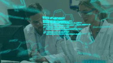 Laboratuvardaki beyaz erkek ve kadın bilim adamı üzerinde kimyasal formülle veri işleme animasyonu. Bilim, tıp ve veri işleme kavramı dijital olarak oluşturulmuş video.