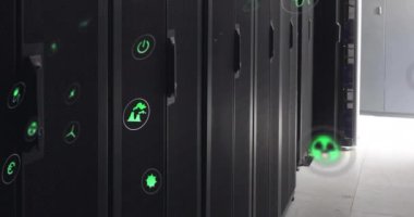 Bilgisayar sunucularında ekolojik simgelerin ve veri işlemlerinin animasyonu. Küresel iş, bağlantılar, hesaplama ve veri işleme kavramı dijital olarak oluşturulmuş video.