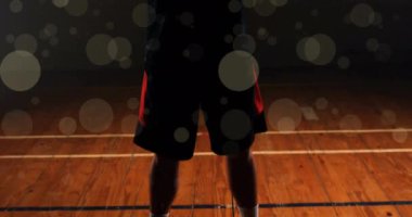 Kafkas basketbolcunun top attığı ve siyah arka planda ışık lekeleri oluşturduğu animasyon. Spor, rekabet ve hareket kavramı dijital olarak oluşturulmuş imaj.