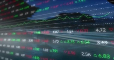 Şehir manzarası ve finansal veri işleme animasyonu. Küresel iş, bilgisayar, veri işleme ve bağlantılar konsepti dijital olarak oluşturulmuş video.