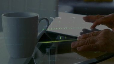 Grafikler, numaralar, kahve fincanı, dijital tablet kullanan beyaz bir kadının kırpılmış elleri. Dijital bileşik, çoklu pozlama, rapor, iş, içecek, büyüme ve teknoloji kavramı.