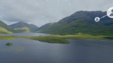 Dağlar arasında göl manzarası üzerinde bulutlu gökyüzüne karşı bağlı ikonların canlandırması. Dijital bileşik, çoklu pozlama, iş, iletişim, doğa ve teknoloji kavramı.