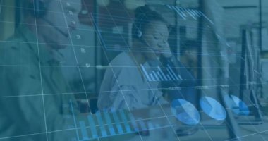 Değişen numaraların animasyonu, çeşitli müşteri hizmetleri temsilcilerinin müşterilerle konuşması. Grafikler, dijital kompozit, çoklu pozlama, rapor, iş, büyüme, çağrı merkezi ve teknoloji.