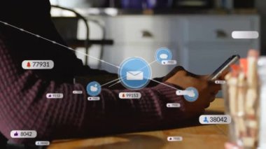 Akıllı telefon kullanarak, iki ırklı iş adamının üzerindeki simgelerle olan bağlantıların animasyonu. Küresel iş, sosyal medya, dijital arayüz ve dijital olarak oluşturulan veri işleme kavramı.