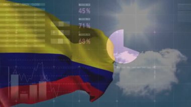 Kolombiya bayrağı üzerinde finansal veri işleme animasyonu. Küresel iş, bilgisayar, veri işleme ve bağlantılar konsepti dijital olarak oluşturulmuş video.