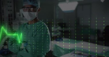 Hastanedeki ameliyathanede erkek cerrahın portresiyle kalp atış hızı monitörünün animasyonu. Tıbbi sağlık ve araştırma teknolojisi kavramı