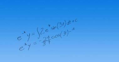 Mavi arkaplan üzerinde matematiksel veri işleme animasyonu. Küresel bilim, iş dünyası, ağlar, bağlantılar, hesaplama ve veri işleme kavramı dijital olarak oluşturulmuş video.