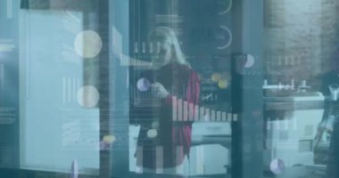 Ofiste akıllı telefon kullanan beyaz iş kadınının finansal veri işleme animasyonu. Küresel iş, iletişim, finans ve veri işleme kavramı dijital olarak oluşturulmuş video.